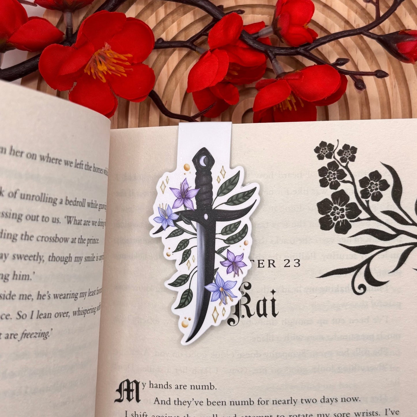 Floral dagger - Magnetic bookmark - Handmade bookish accessory - Stationery Passion